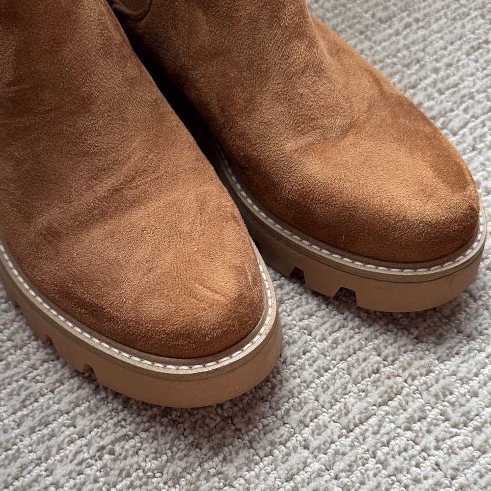 Chinese Laundry Tan Suede Chelsea Lug Ankle Boots - Picture 3 of 6
